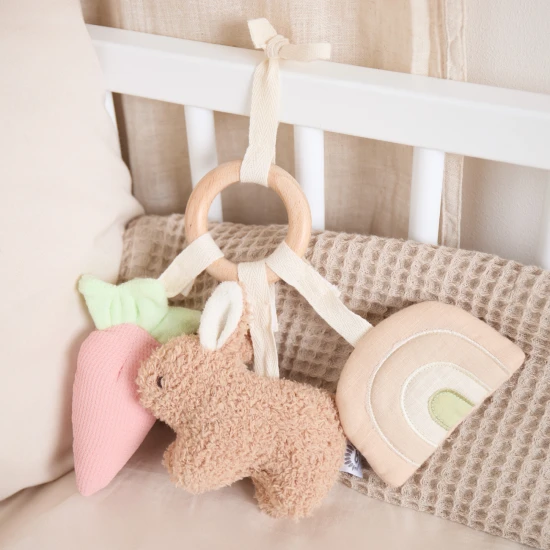 Holzring mit drei abnehmbaren Spielzeugen Hase Fine Bieco Holzring mit drei abnehmbaren Spielzeugen Hase Fine BIECO_16000306