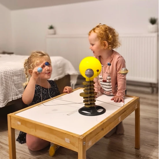 Ein bewegliches Modell des Sonnensystems