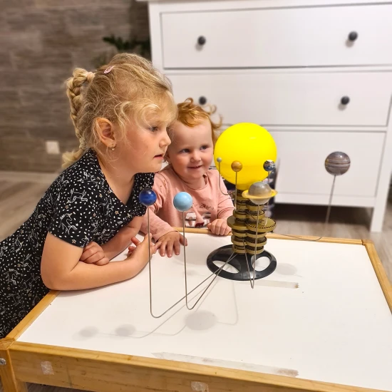 Ein bewegliches Modell des Sonnensystems