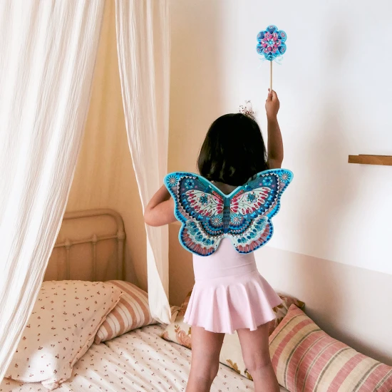 Bastel dir deine eigenen Feenflügel und einen Zauberstab zur Dekoration!