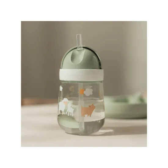 Funktioneller und süßer Becher mit Strohhalm und Tiermotiv.