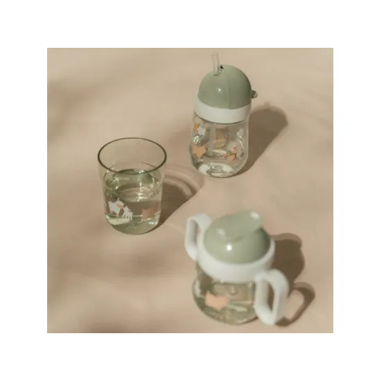 Funktioneller und süßer Becher mit Strohhalm und Tiermotiv.