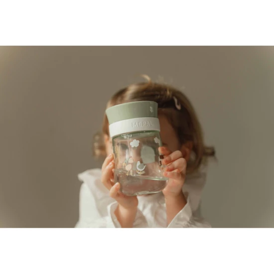 Lernbecher für Kinder, die das Trinken aus einem klassischen Becher lernen.