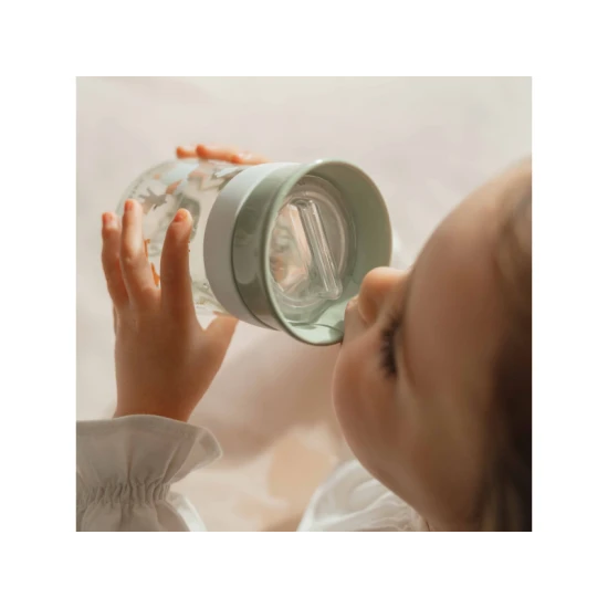 Lernbecher für Kinder, die das Trinken aus einem klassischen Becher lernen.