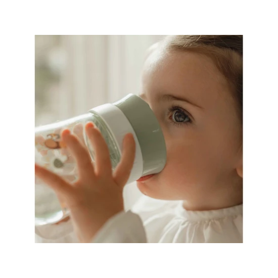 Lernbecher für Kinder, die das Trinken aus einem klassischen Becher lernen.