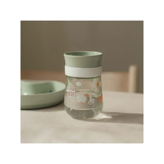 Lernbecher für Kinder, die das Trinken aus einem klassischen Becher lernen.