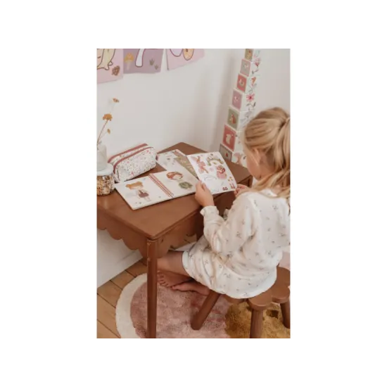 Kreatives Spiel für Kinder: Feengarten-Ankleidebuch