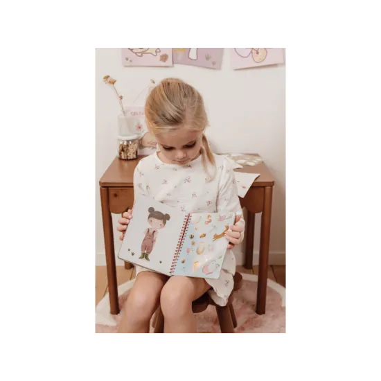 Kreatives Spiel für Kinder: Feengarten-Ankleidebuch