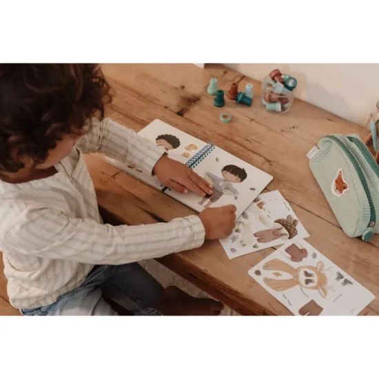 Selbstklebendes Anziehbuch aus der Little Dutch Forest Friends-Kollektion