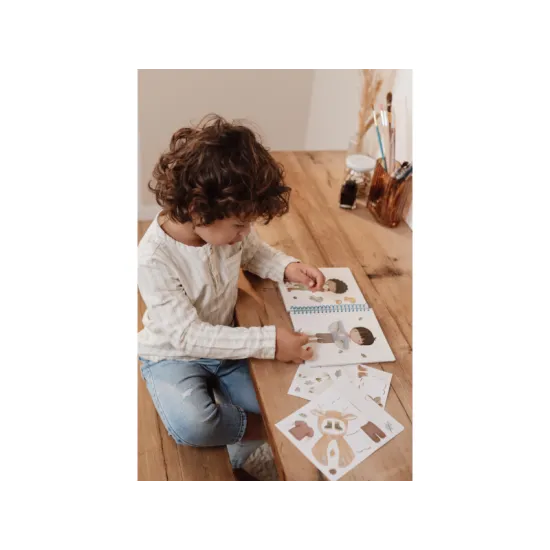 Selbstklebendes Anziehbuch aus der Little Dutch Forest Friends-Kollektion