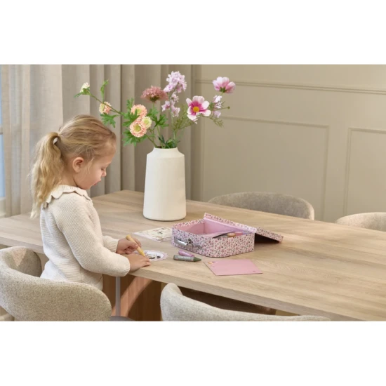 Kreatives Set in einem Rosa-Gehäuse