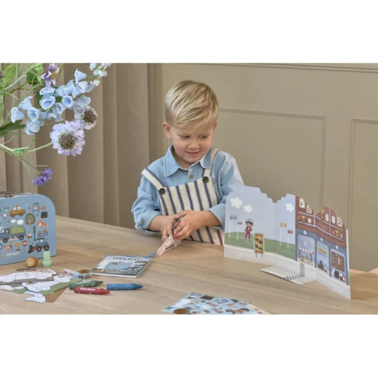 Kreatives Set in einem Jim-Koffer