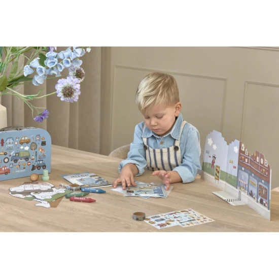 Kreatives Set in einem Jim-Koffer