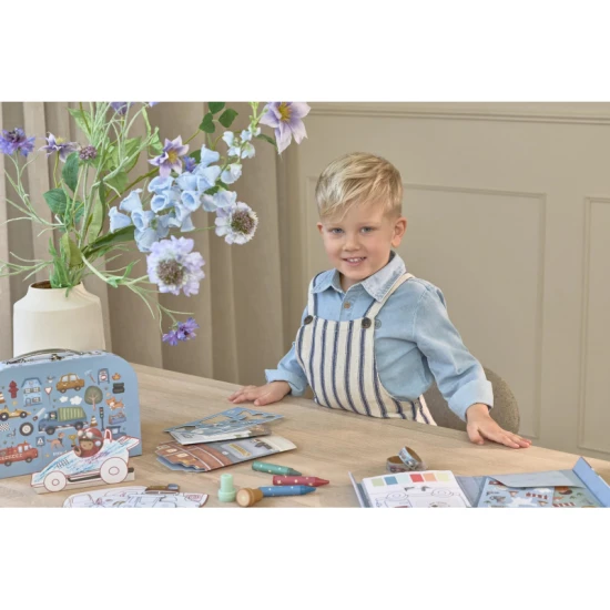 Kreatives Set in einem Jim-Koffer