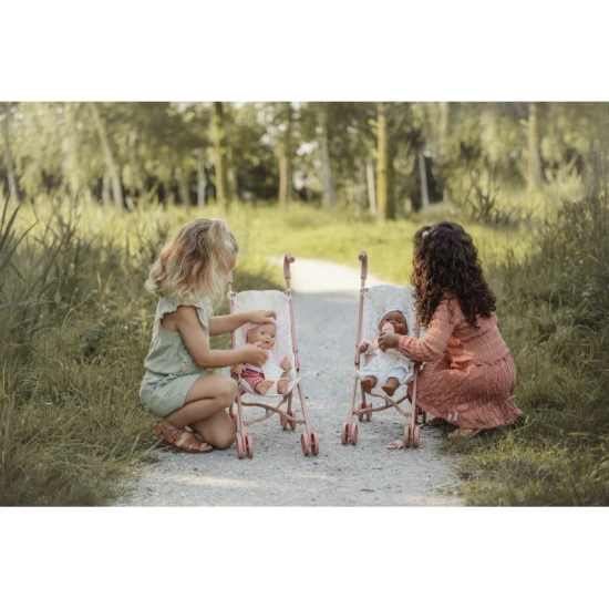 Babypflege: Baby Lily mit Flasche und Schnuller