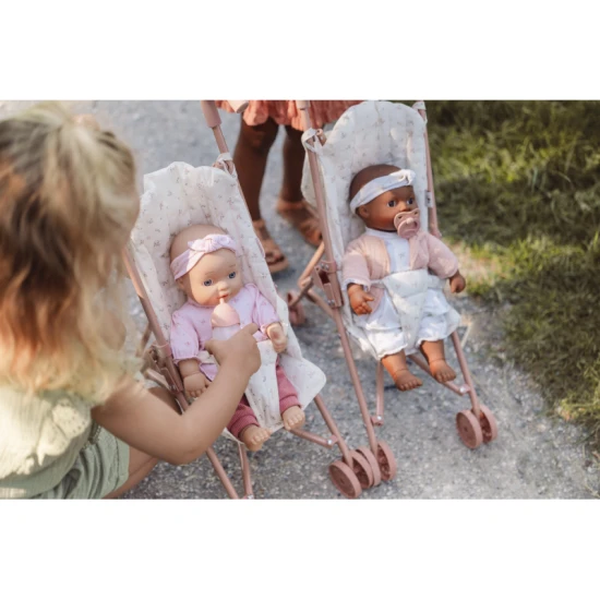 Babypflege: Baby Lily mit Flasche und Schnuller
