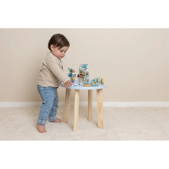 Holztisch mit Forest Friends-Aktivitäten von Little Dutch