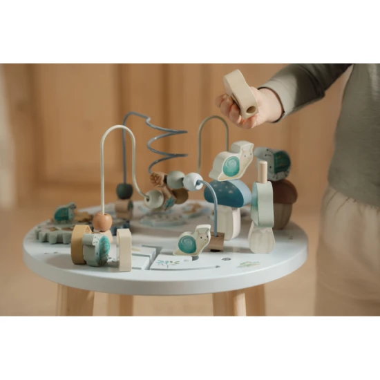 Holztisch mit Forest Friends-Aktivitäten von Little Dutch