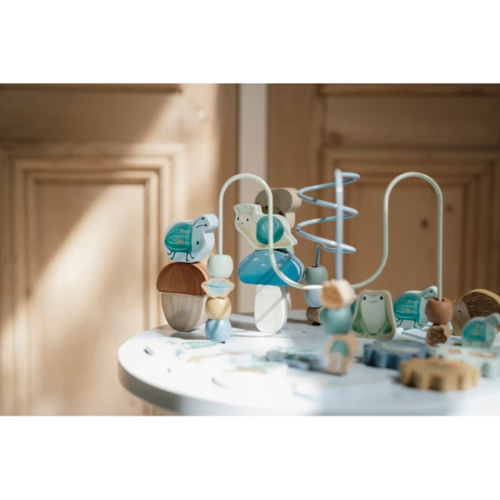 Holztisch mit Forest Friends-Aktivitäten von Little Dutch