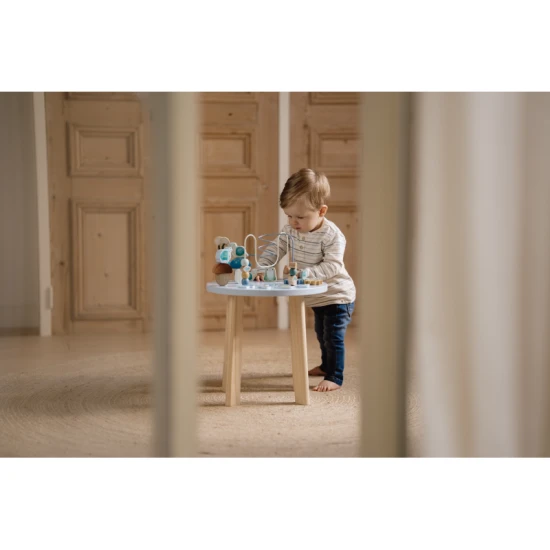 Holztisch mit Forest Friends-Aktivitäten von Little Dutch