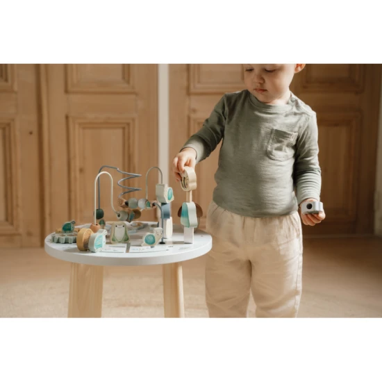 Holztisch mit Forest Friends-Aktivitäten von Little Dutch