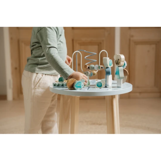 Holztisch mit Forest Friends-Aktivitäten von Little Dutch