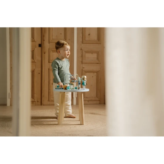 Holztisch mit Forest Friends-Aktivitäten von Little Dutch