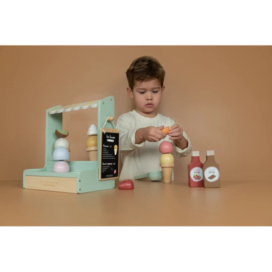 Eisstand aus Holz mit sechs Sorten und Waffeln