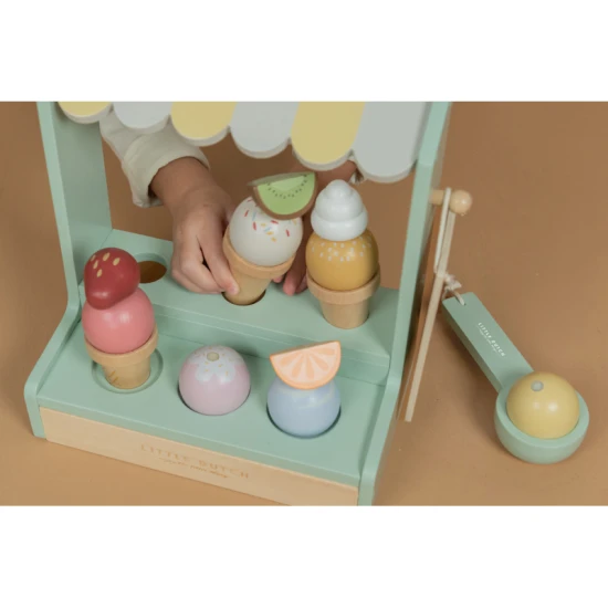 Eisstand aus Holz mit sechs Sorten und Waffeln