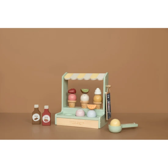 Eisstand aus Holz mit sechs Sorten und Waffeln