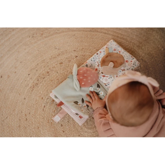Textilbuch mit Fairy Garden Aktivitäten mit Motiven aus dem Leben im Garten