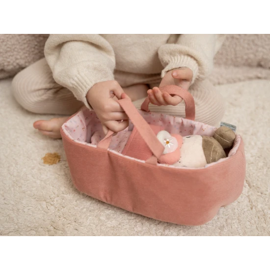 Originelle Stoffpuppe mit Zubehör Baby Rosa mit tragbarem Schlafkorb.