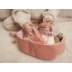 Originelle Stoffpuppe mit Zubehör Baby Rosa mit tragbarem Schlafkorb.
