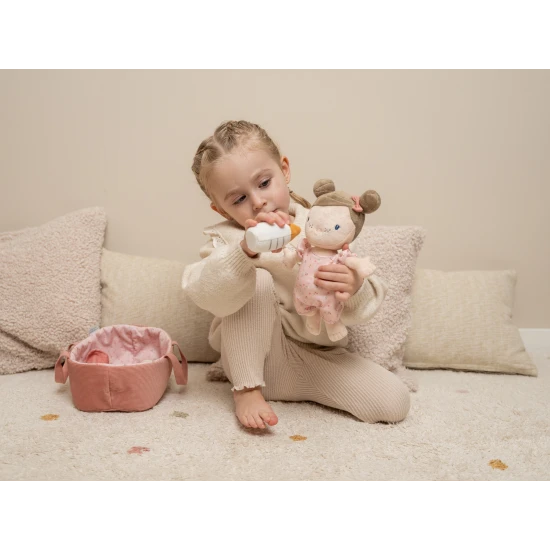 Originelle Stoffpuppe mit Zubehör Baby Rosa mit tragbarem Schlafkorb.