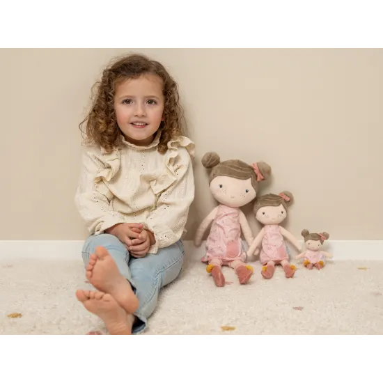 Eine wunderschöne Puppe mit dem Namen Rosa aus weichem, zartem Material in der Größe 10 cm von Little Dutch.