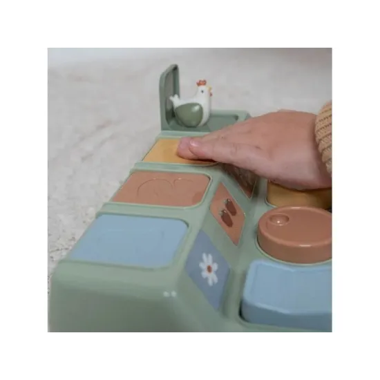 Der Spieltisch „Farm“ ist ein lustiges Spielzeug für Kinder voller Tiere.