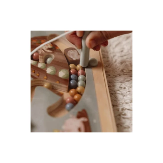 Entdecke alle Ecken des Bauernhofs dank Magneten. Das Magnetlabyrinth trainiert Feinmotorik und Geduld.