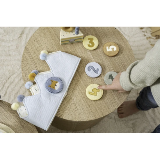 Geburtstagskrone mit austauschbaren Zahlen von 1 bis 5.