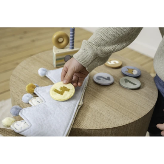 Geburtstagskrone mit austauschbaren Zahlen von 1 bis 5.