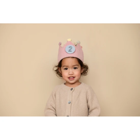 Geburtstagskrone mit austauschbaren Zahlen von 1 bis 5.