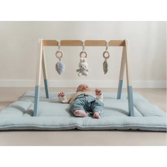 Miffy Lucky Leaves Holzspielhaus mit Plüschtieren in Form von Miffy, dem Kaninchen und Blättern, ideal für die Entwicklung von Babys