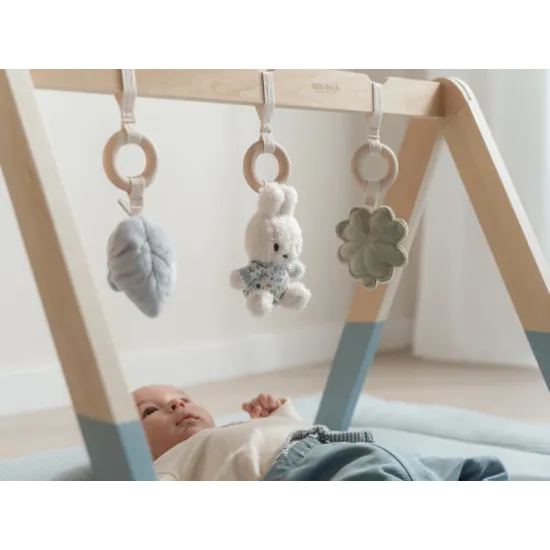 Miffy Lucky Leaves Holzspielhaus mit Plüschtieren in Form von Miffy, dem Kaninchen und Blättern, ideal für die Entwicklung von Babys