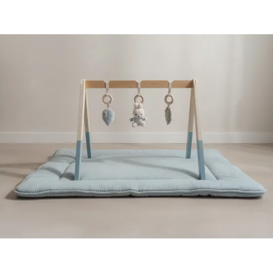 Miffy Lucky Leaves Holzspielhaus mit Plüschtieren in Form von Miffy, dem Kaninchen und Blättern, ideal für die Entwicklung von Babys