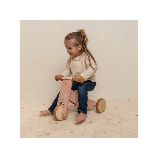 Rosafarbene Kinderwippe im schönen Holzdesign mit drei Rädern für mehr Stabilität.