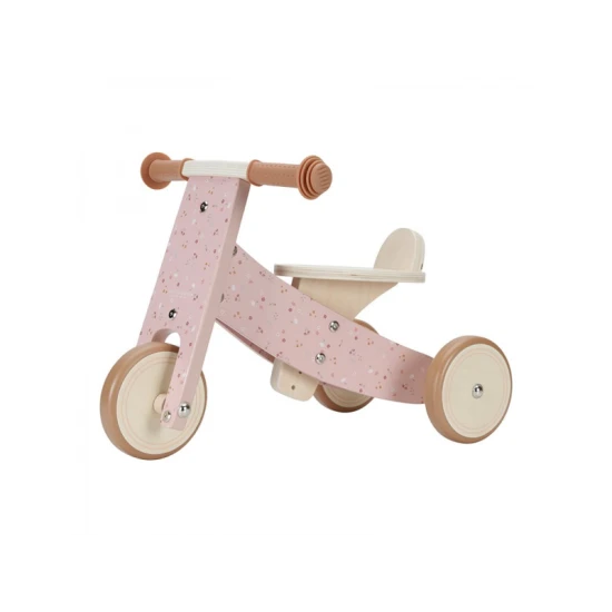 Rosafarbene Kinderwippe im schönen Holzdesign mit drei Rädern für mehr Stabilität.