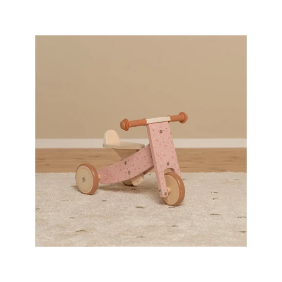 Rosafarbene Kinderwippe im schönen Holzdesign mit drei Rädern für mehr Stabilität.