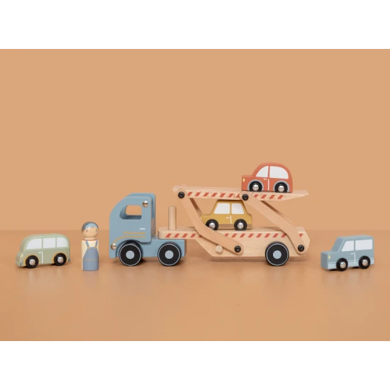Der Holzlaster mit vier Wagen ist das richtige Spielzeug für alle kleinen Fahrer.