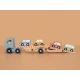 Der Holzlaster mit vier Wagen ist das richtige Spielzeug für alle kleinen Fahrer.