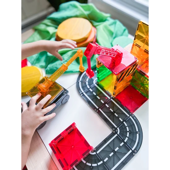 Erstellen Sie einzigartige Strukturen mit dem magnetischen Bausatz MAGNA-TILES