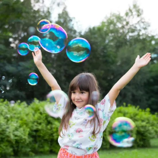 Zauberflüssigkeit für große und kleine Seifenblasen.
